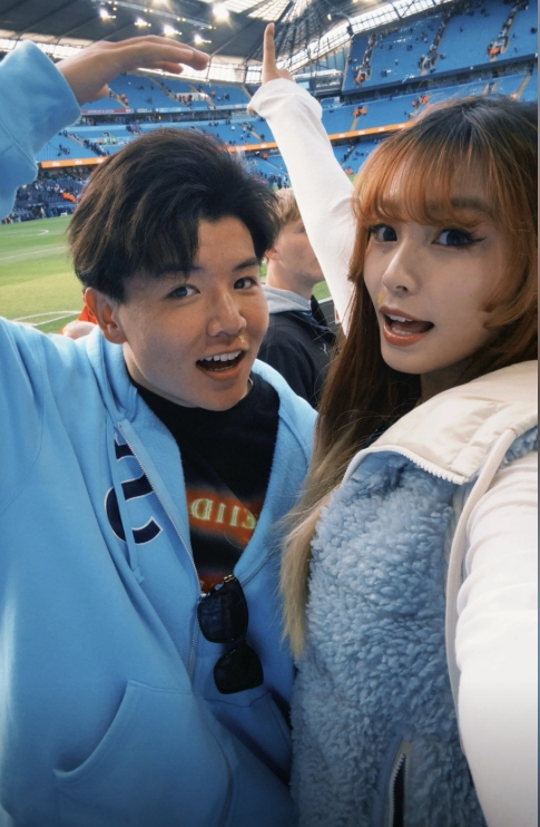 [体育资讯]支持曼城徐彬女友晒照，两人现场观看天王山之战曼城