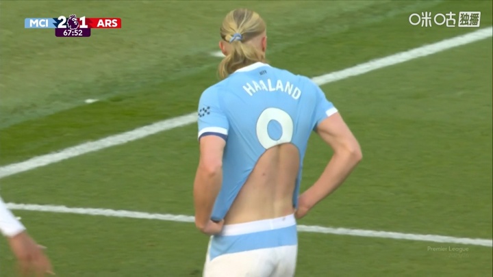 哈兰德穿上了性感露背装