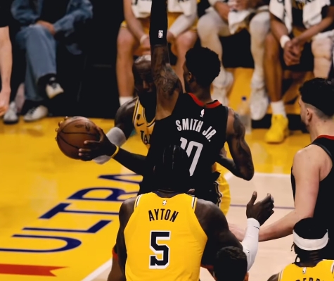 真细啊！詹姆斯左手天勾命中前还有一个假传艾顿的假动作