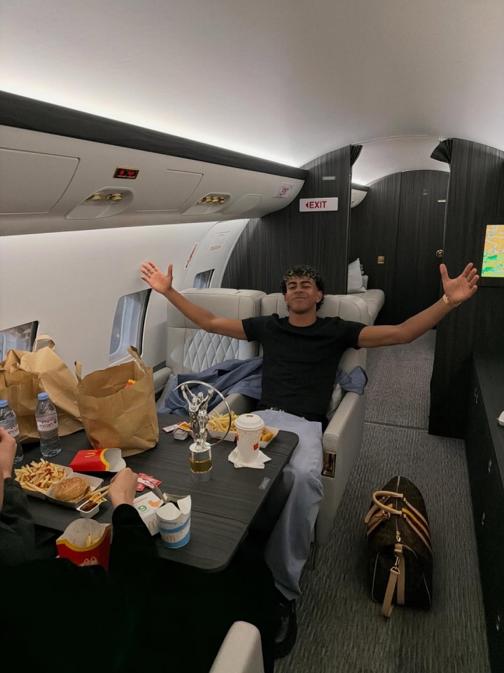 [西甲]奖励自己！亚马尔获劳伦斯奖项后，拍照时面前摆满麦当劳