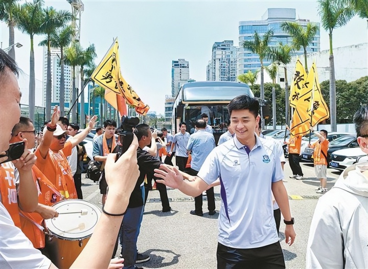 [精彩资讯]60余名球迷在市体育中心等候，迎接厦门队从闽超首