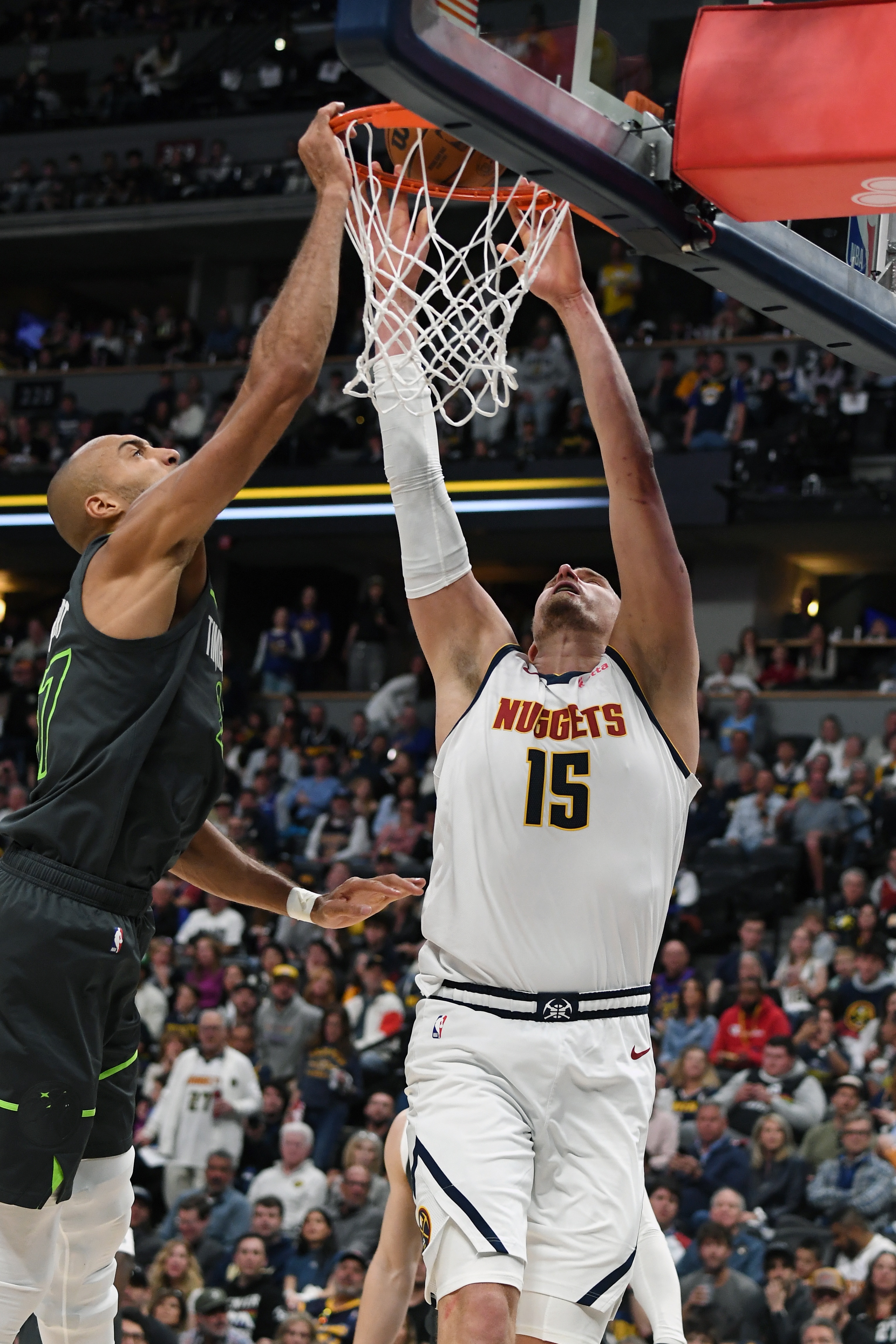 [好看推荐]你也有当背景板的一天！约基奇全场24+15+8 