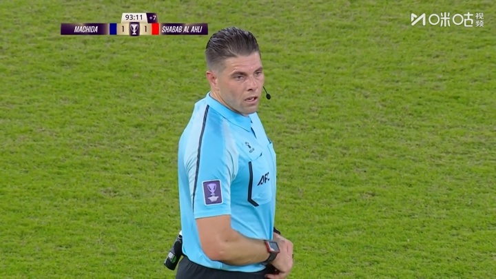 【球迷报道】主裁的锅！人没换完→主裁响哨→掷球进场→进球→看