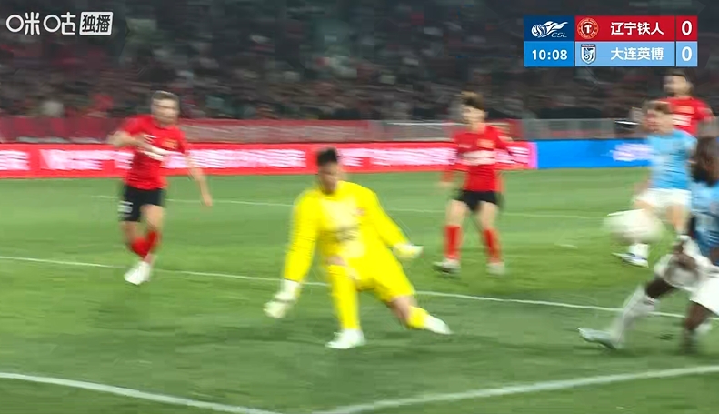 阿奇姆彭边路突进，小角度打门被门将扑出