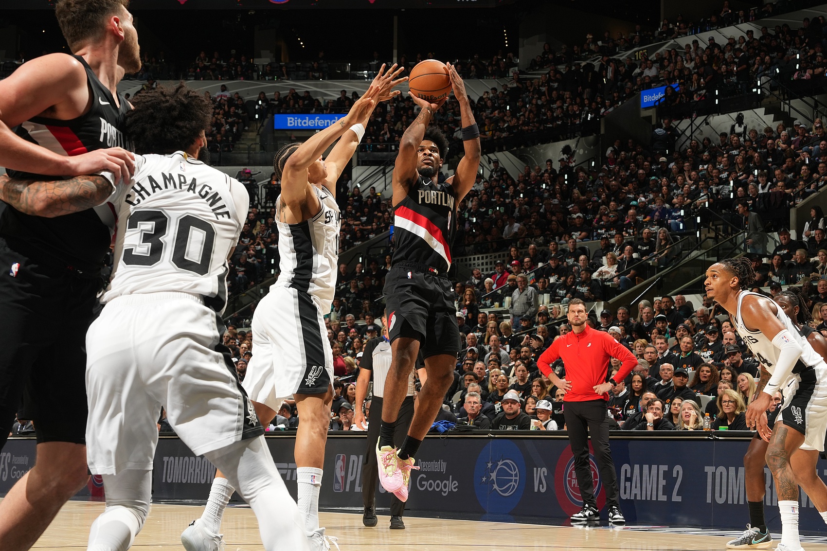 【体育报道】瓦塞尔：要用更强的身体对抗去限制亨德森 他打得太