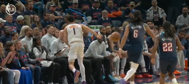 【球迷速览】布克破防了！卡鲁索要求裁判吹布克⬅️技犯 裁❕判