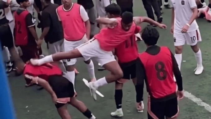 震惊印尼足坛！17岁小将功夫踢飞踹对手，遭U20除名+赞助商解约