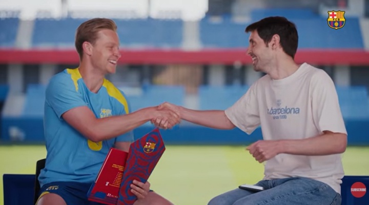 德容：我从小就是梅西的超级粉丝，能和他并肩作战非常特别