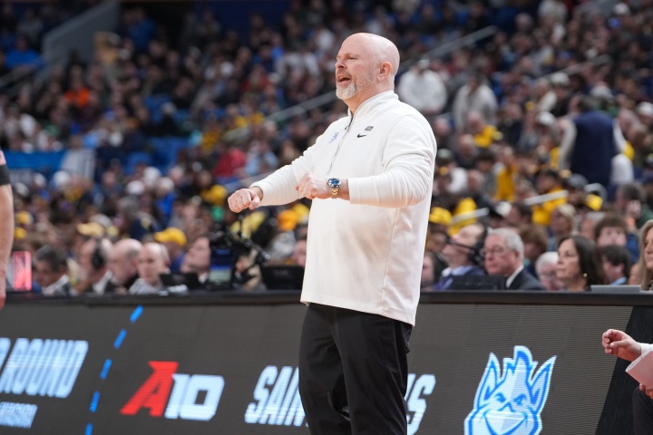 [新闻前线]瞧不起谁呢？记者：据说邓顿给大学教练开100万报