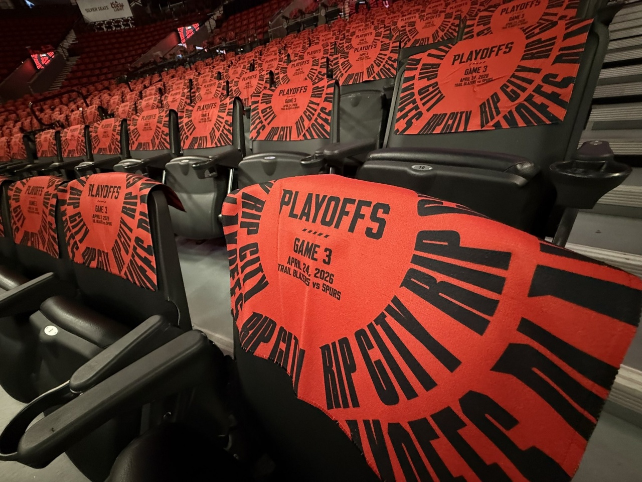 [有道理嘛?]抠是真抠啊！开拓者G3主场只有一条助威毛巾