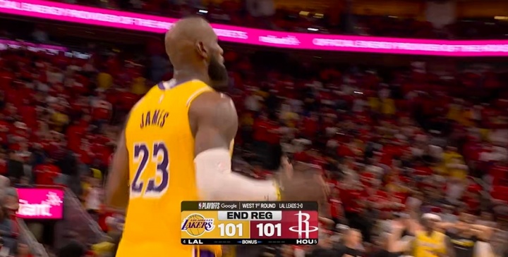 [体育风云]火箭逃过一劫！詹姆斯❗转身三分磕筐而出绝杀不中！加时了！(图4)