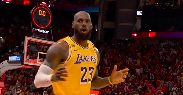 [体坛头条]12秒怎么⚽丢6分？❕火箭小贾+谢泼德连续失误 詹姆➡️斯大心脏三分绝平(图5)