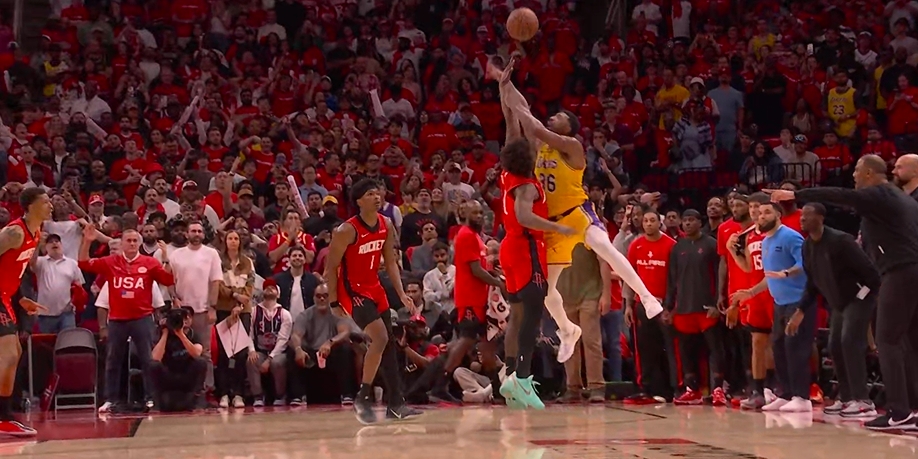 [体坛头条]12秒怎么⚽丢6分？❕火箭小贾+谢泼德连续失误 詹姆➡️斯大心脏三分绝平(图2)