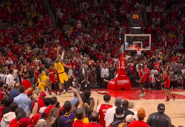 [体育风云]火箭逃过一劫！詹姆斯❗转身三分磕筐而出绝杀不中！加时了！(图2)