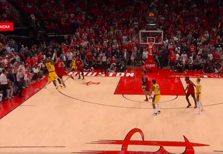 [体育风云]火箭逃过一劫！詹姆斯❗转身三分磕筐而出绝杀不中！加时了！(图1)