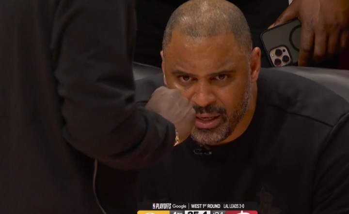 [热点直击]小贾改变比赛的失误！乌度卡当场开骂：法克！保护球权啊！(图1)