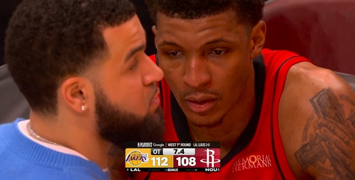 [热点直击]小贾改变比赛的失误！乌度卡当场开骂：法克！保护球权啊！(图3)