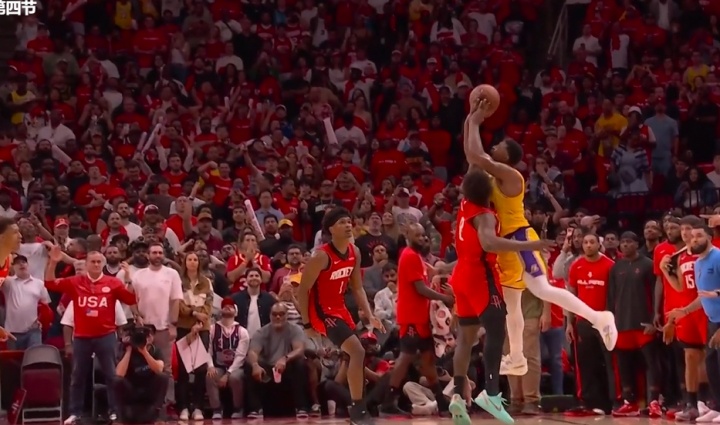 [热点直击]小贾改变比赛的失误！乌度卡当场开骂：法克！保护球权啊！(图2)