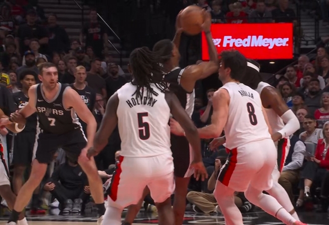 【体坛热讯】福克斯打到阿夫❗迪亚面部被吹⬅️进攻犯规 暴怒还