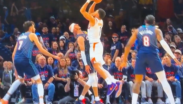 【实时播报】NBA的圆柱体判定是只有布克受伤的世界 也是裁判的无法自洽(图6)