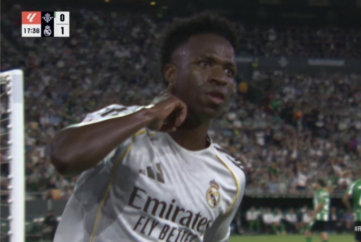 【西甲】马卡：维尼修斯遭贝蒂斯球迷狂嘘，进球后指耳朵回击+亲