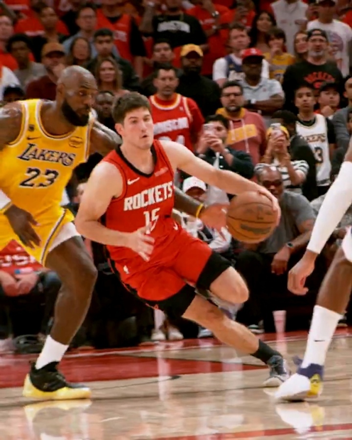 【焦点新闻】超干净！詹姆斯绝命抢断：伸进谢泼德腋下 精准将球打飞(图1)