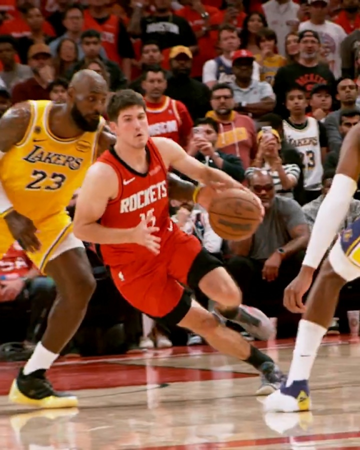 【焦点新闻】超干净！詹姆斯绝命抢断：伸进谢泼德腋下 精准将球打飞(图2)