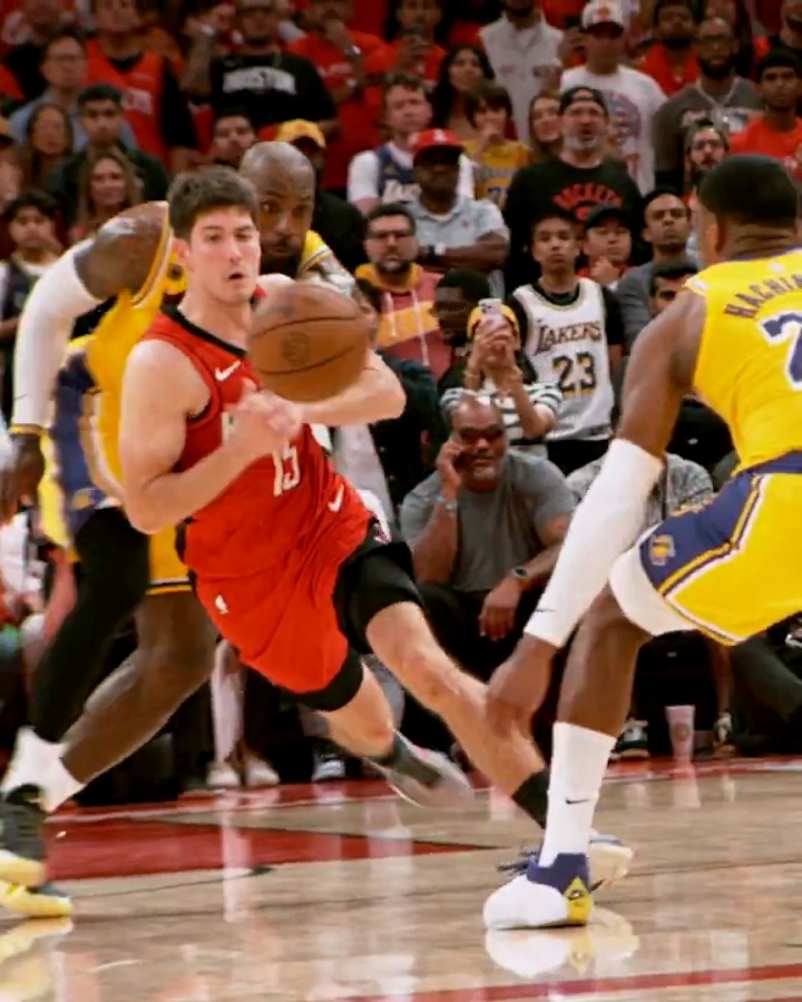 【焦点新闻】超干净！詹姆斯绝命抢断：伸进谢泼德腋下 精准将球打飞(图4)