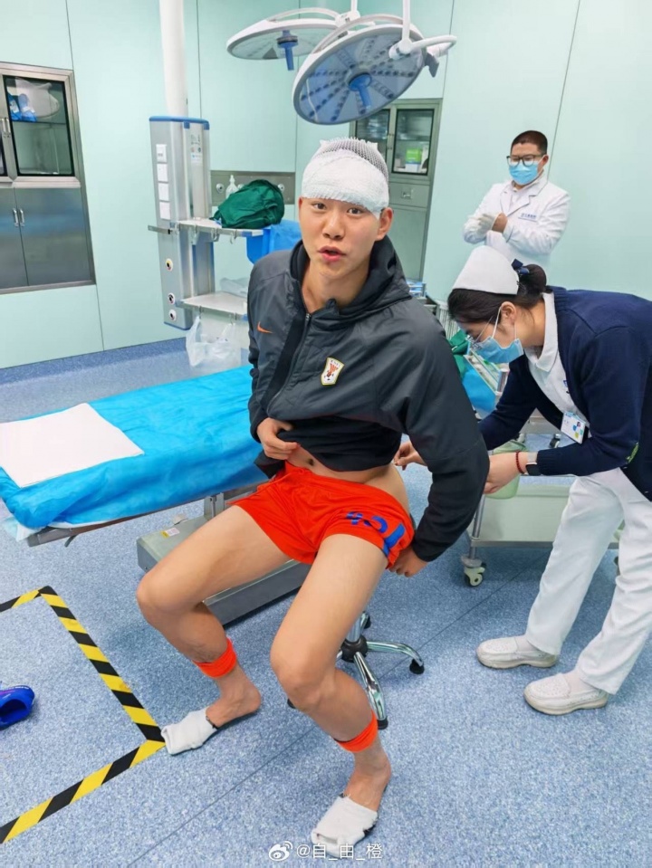 [体育报道]10分钟遭两连击！泰山小将彭逸翔晒伤口：压根不是