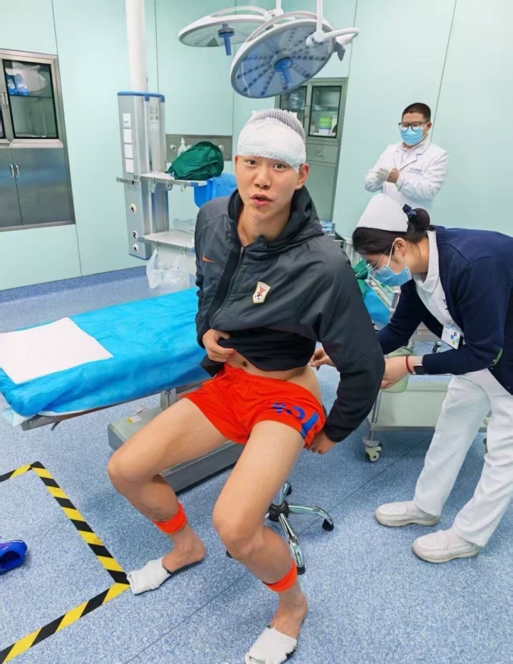 【体育头条】10分钟遭两连击！泰山小将彭逸翔晒伤口：压根不是