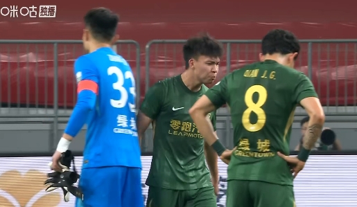 非常生气！赛后王钰栋疑似不满队友未传球，挥拳不满+不断叫骂