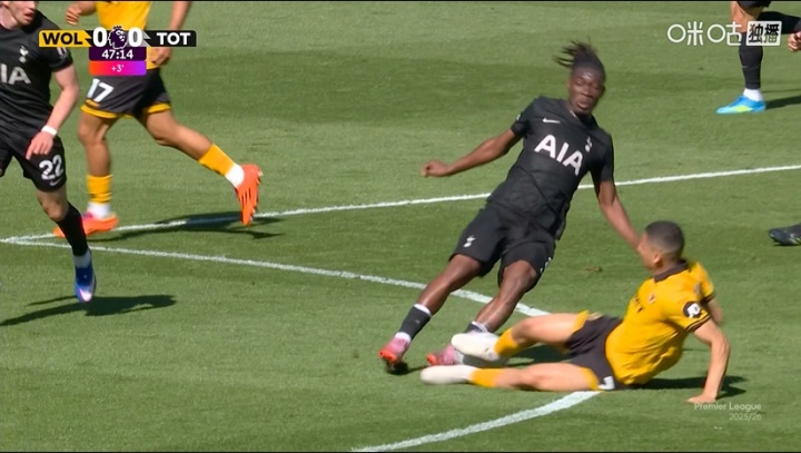 危险动作！狼队中场飞铲连人带球放翻比苏马，吃到黄牌