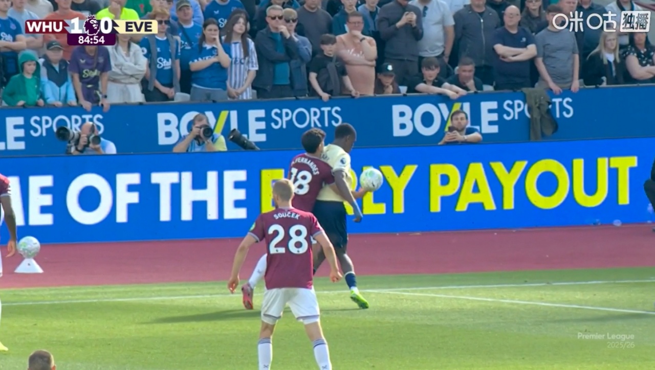 [球迷看点]热刺哭晕！西汉姆球员禁区用手拨球逃过点球，主裁甚