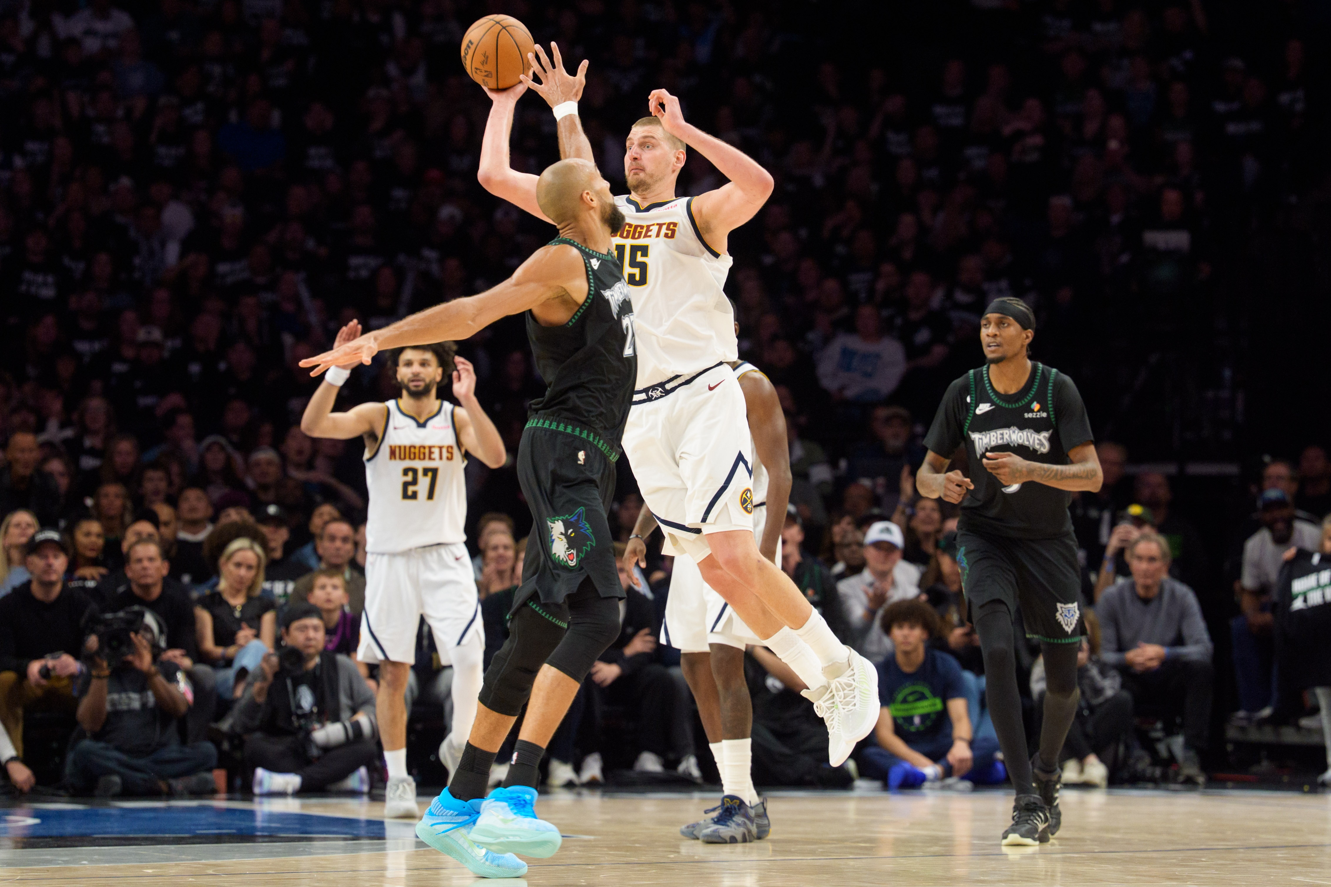 【专题快报】打不动戈贝尔！约基奇22中8拿到24分15板9助