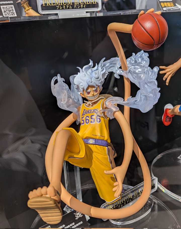 “ONE PIECE × NBA MASTER STARS PIECE 路飞（LOS ANGELES LAKERS）”，尺寸高约 30 公分，采用觉醒橡胶果实后的五档-太阳神尼卡型态的路飞，身披洛杉矶湖人队战袍。