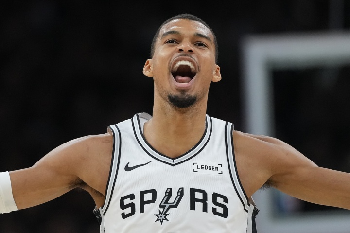 【要闻速递】文班过去两场季后赛送出13盖帽 自11年伊巴卡后首➡️人(图1)