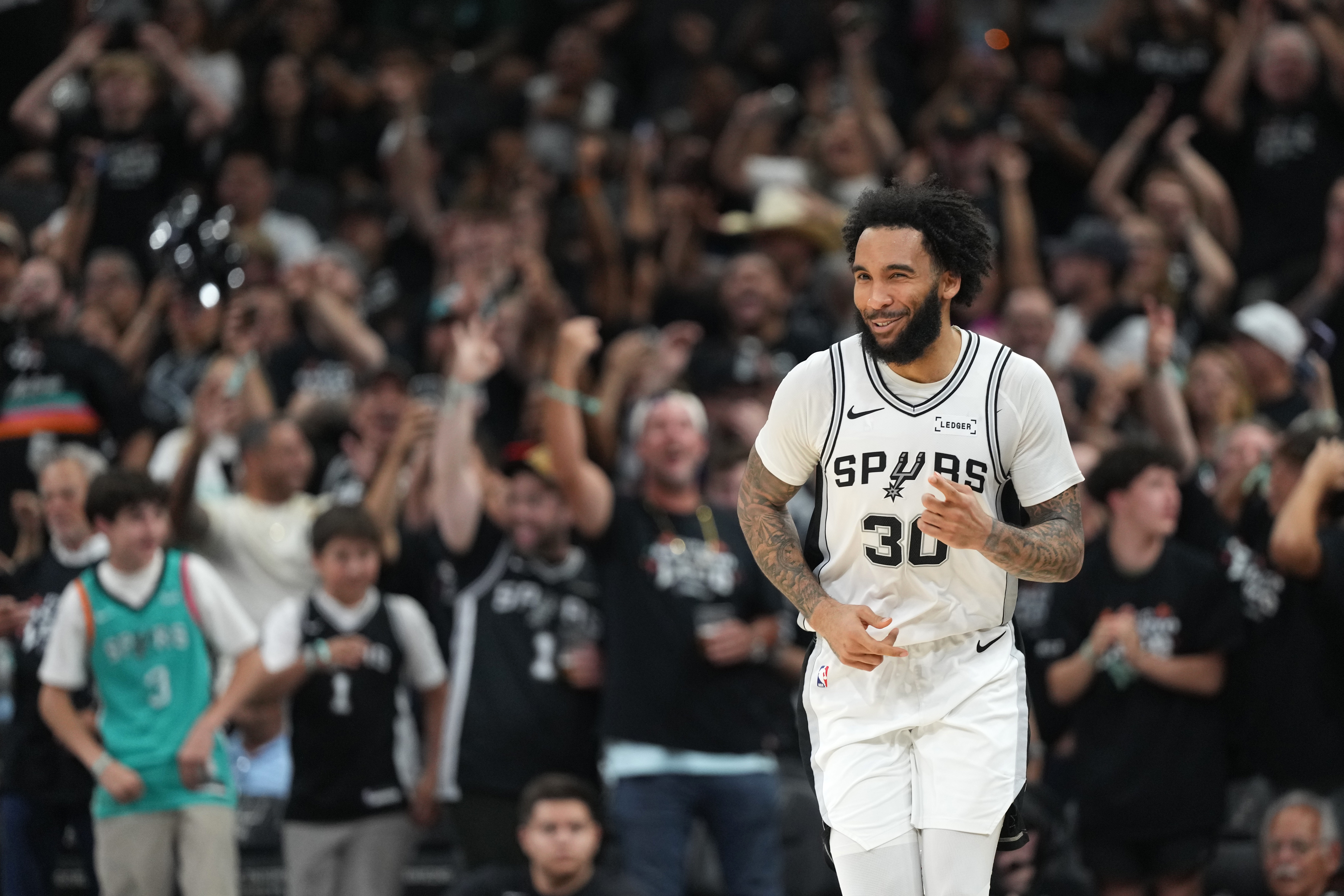 【每日资讯】三分7中➡️5！尚帕尼：多了很多无球跑动 不断寻找自己的出手机会(图1)