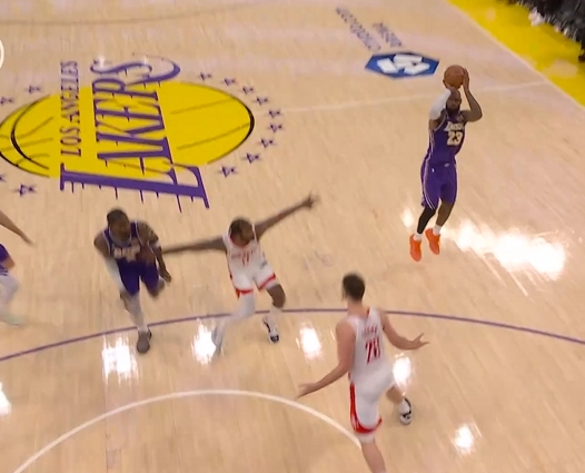 【赛事播报】此前三分5中0！比赛最后15秒 湖人落后4分 詹姆斯抢投三分但打铁(图2)