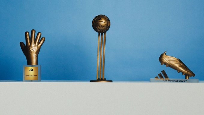 【体育报道】一睹为快！世界杯金球、金靴、金手套奖奖杯公布，将