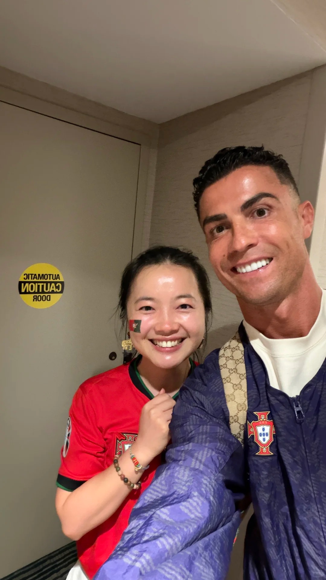羡慕了！一中国女球迷在电梯间偶遇C罗，被拉着去消防通道合影