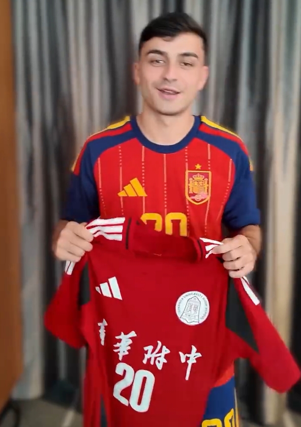 世界杯后第一站！阿迪官宣佩德里中国行，佩德里手举清华附中球衣