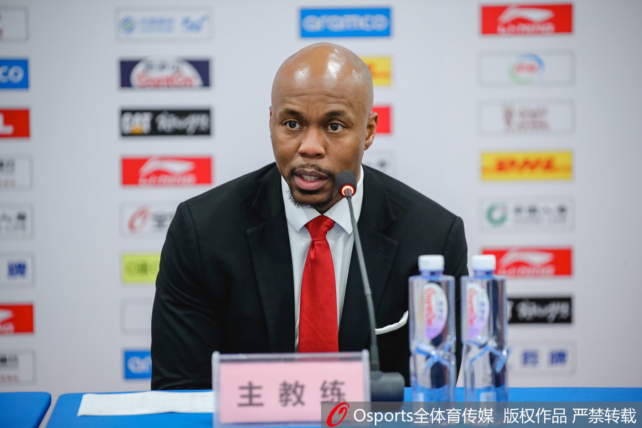 米切尔社媒告别广州龙狮 媒体人：目前第一选择是尝试重返NBA执教