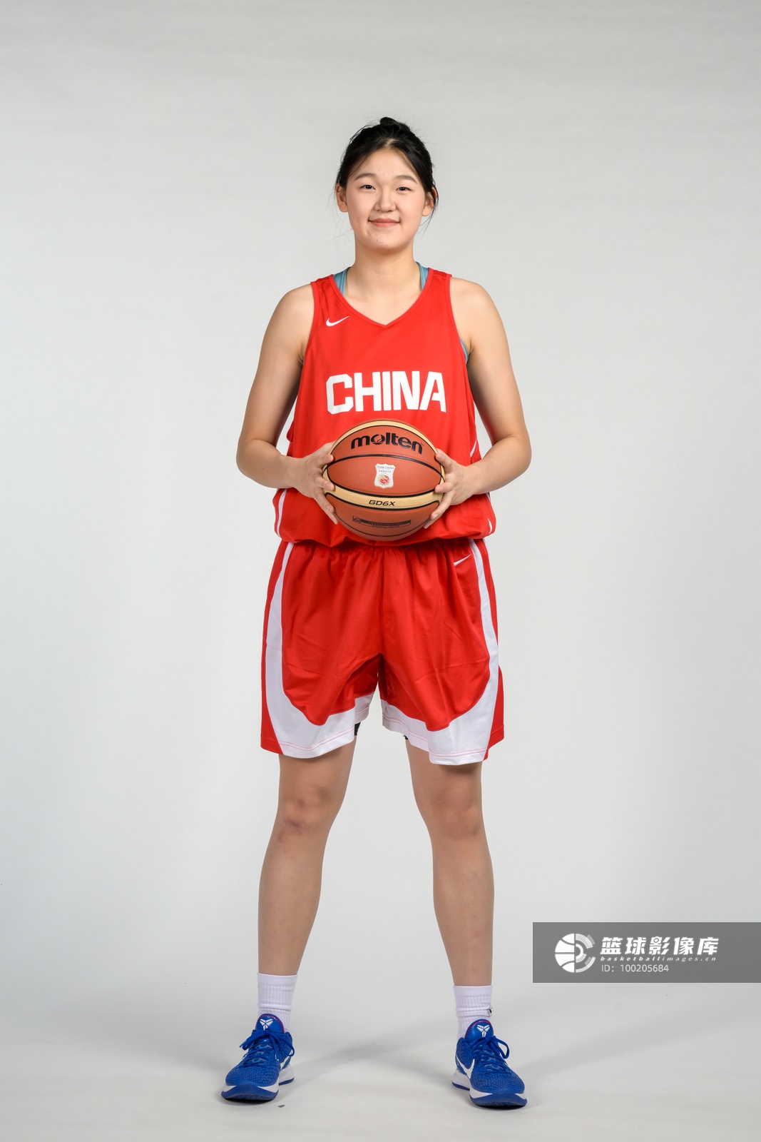 媒体人：前场篮板没抢到可犯规 但这年龄球员在场上想不到那么多