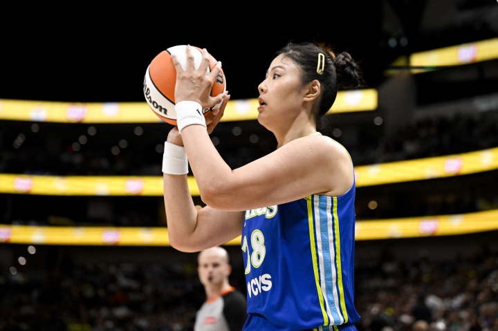 小宝真棒！李月汝半场6中4得10分7板1抢断 正负值为+9