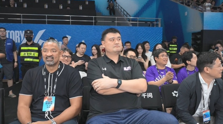 昔日火箭队友！AUBL半决赛清华vs上交 姚明和霍二叔来到现场观战