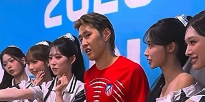 害羞了😂李刚仁与女团Rescene合影 被请求一起做手势时表情尴尬