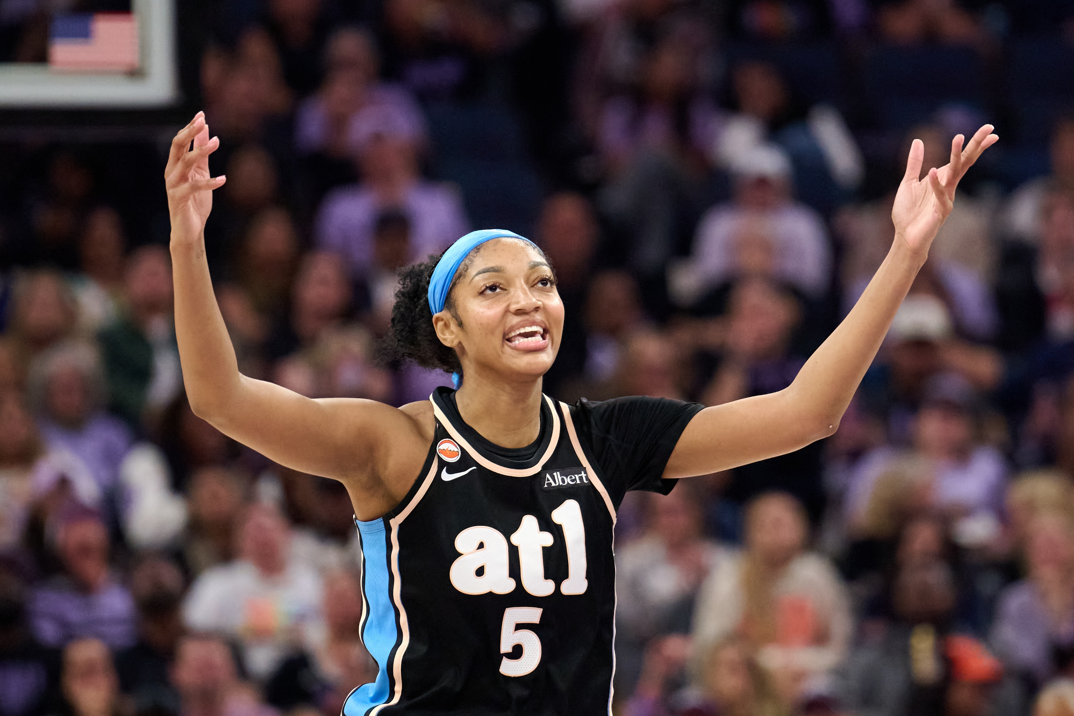 里斯篮板遥遥领先WNBA 但因自铁自抢太多被嘲讽“Mebound”