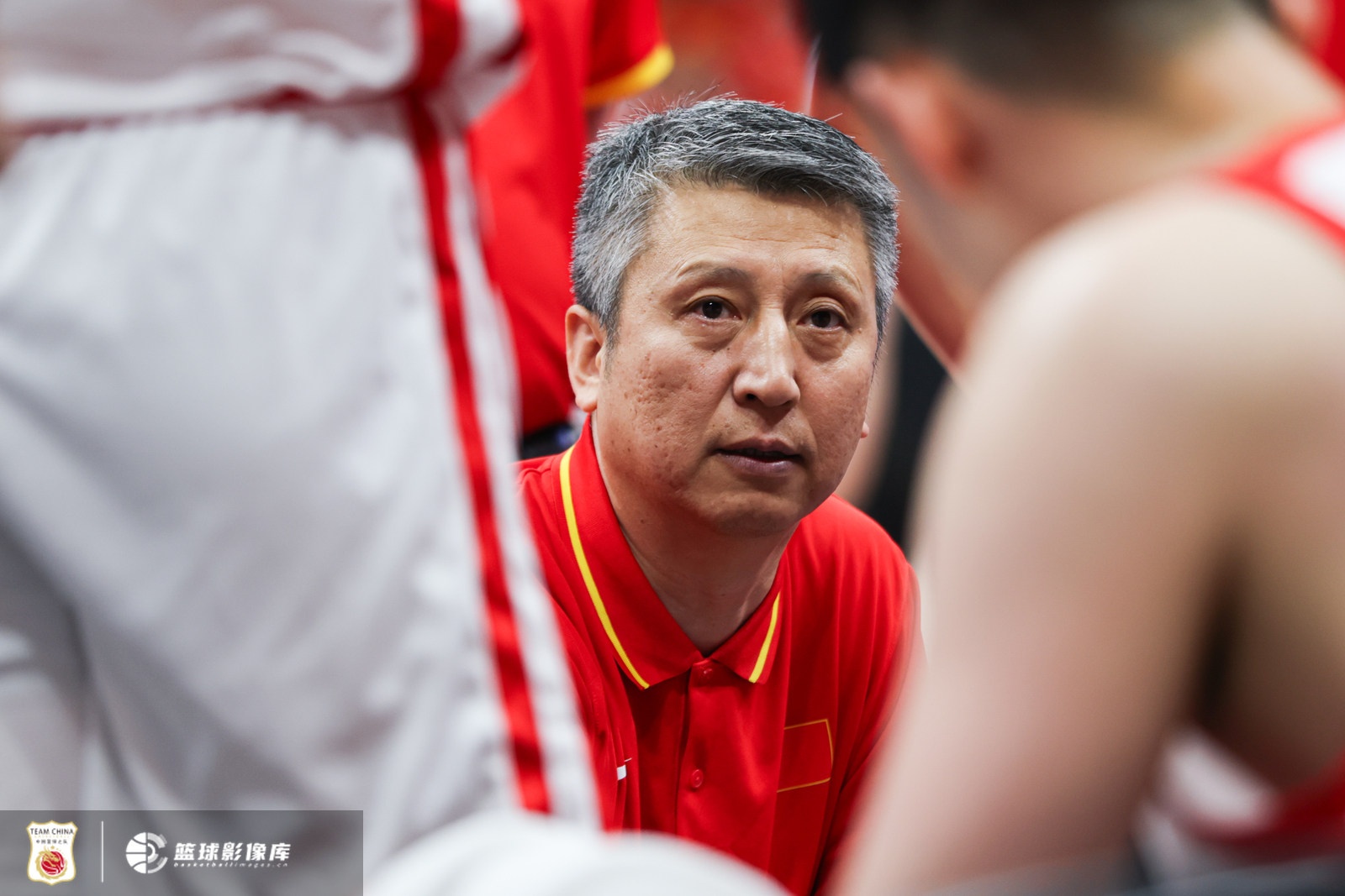 媒体人：中国队很靠防守&没防守反击就很难上分 阵地战没什么套路