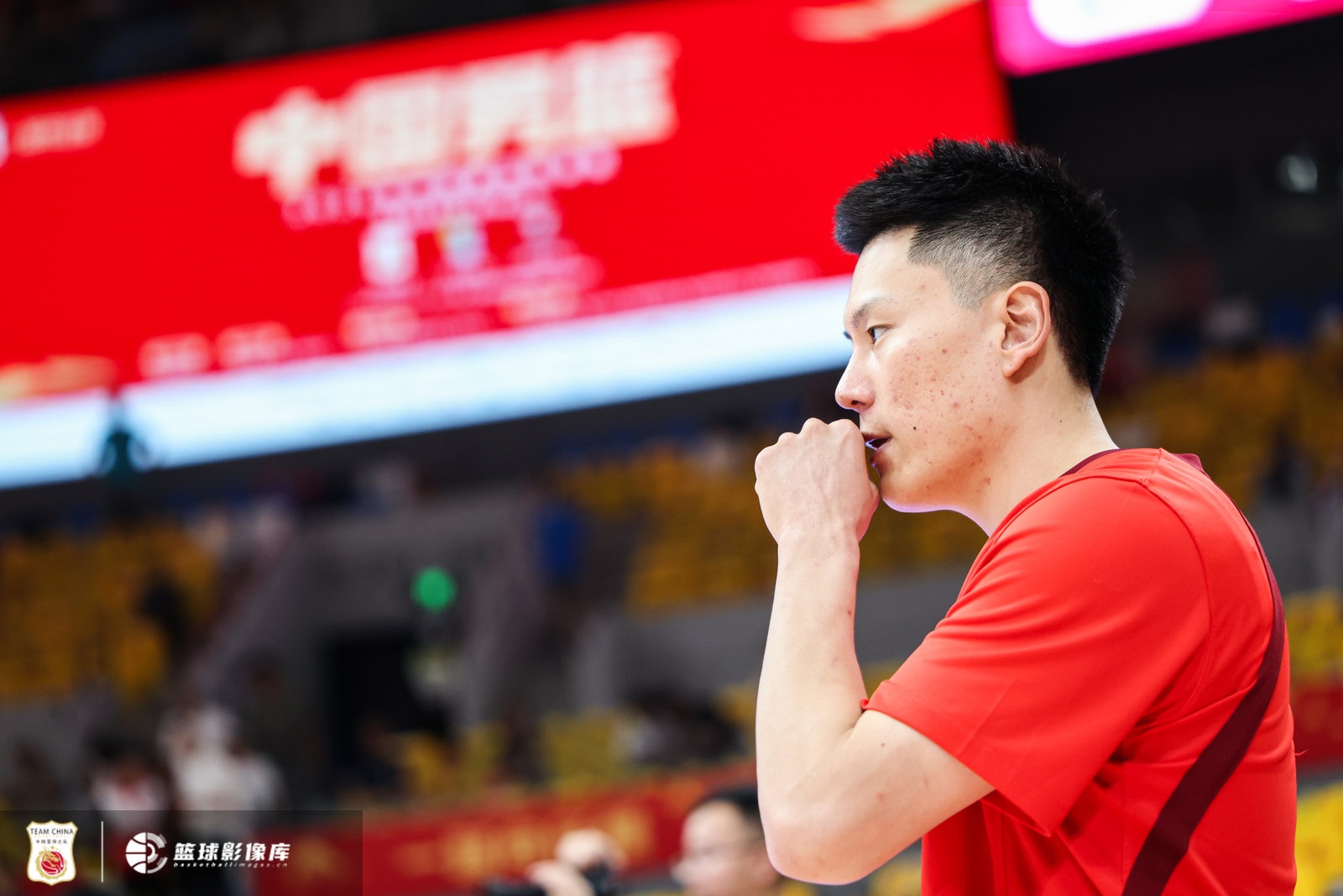 拼劲十足！李弘权替补7中3拿下10分7篮板1助攻