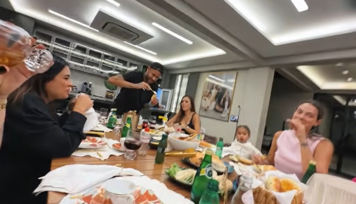 处成朋友！布鲁娜请内马尔前女友上节目，后者是内马尔大儿子生母